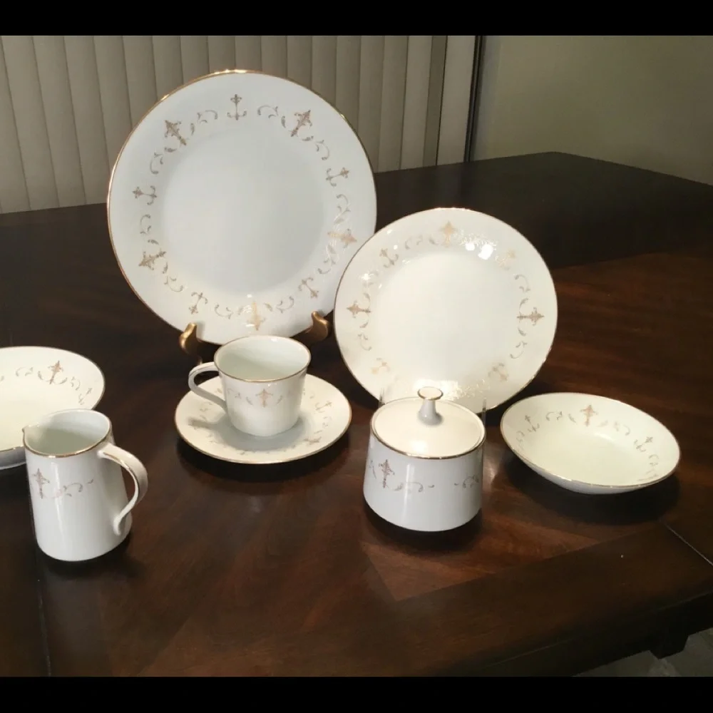 NORITAKE COURTNEY VINTAGE DINNER  8 PLACE‎ SETTING + 4 PC HOST SERVICE